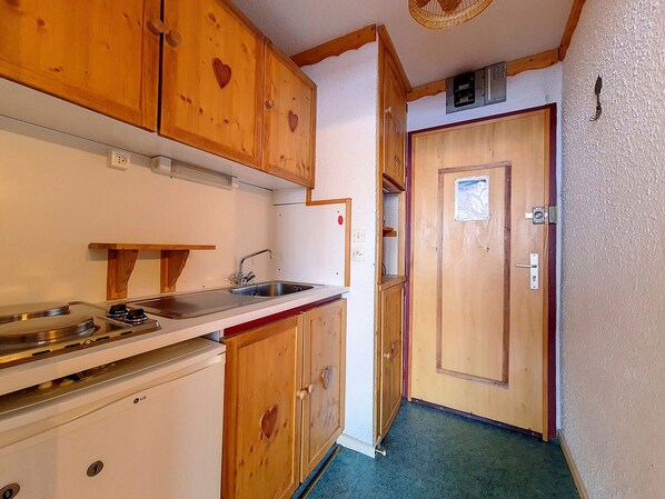 Fridge, microwave, coffee/tea maker, toaster