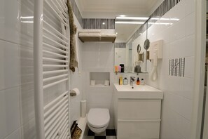 Ducha, secador de pelo, toallas, jabón