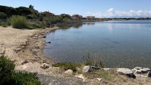 A calm lake with a sandy beach and a rocky shoreline. - 3-Bedroom Villa + Mezzanine for 6 in Port Leucate with Parking (Port Leucate)