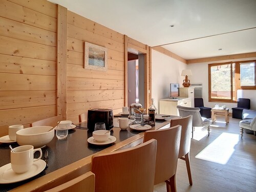 Renovated apartment for 8, ski-in/ski-out with parking