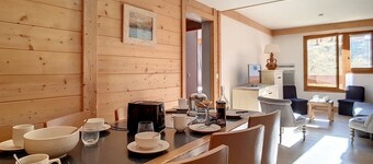 Renovated apartment for 8, ski-in/ski-out with parking