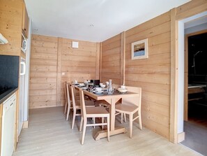 Dining - Renovated apartment for 8, ski-in/ski-out with parking (Les Menuires)