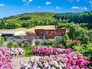 Un edificio residenziale con un giardino antistante.