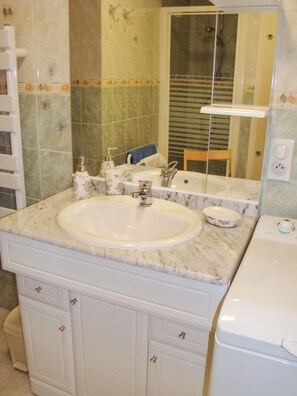 Shower - Homerez - Cosy apartment in Fayet with view, 55m² (Fayet)