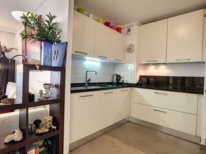 Een koelkast, een magnetron, een oven, een kookplaat