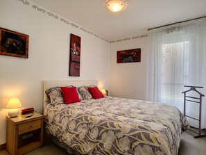 1 chambre, fer et planche à repasser