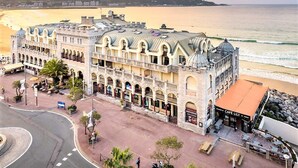 Edificio costiero con numerosi balconi, un ristorante e un caffè.