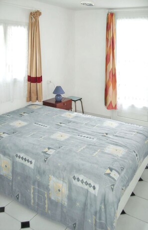 4 bedrooms, iron/ironing board, internet