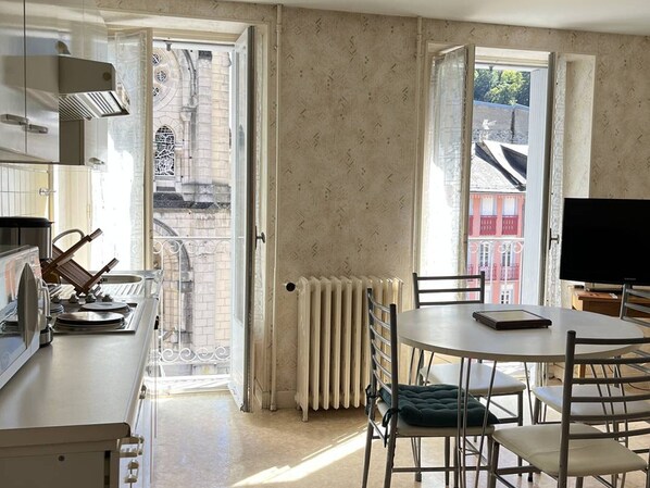 Fridge, microwave, stovetop - T3 Apartment in Cauterets Centre, near spa and gondola (Cauterets)