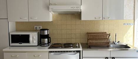 ثلاجة، ميكروويف، موقد طهي مسطح