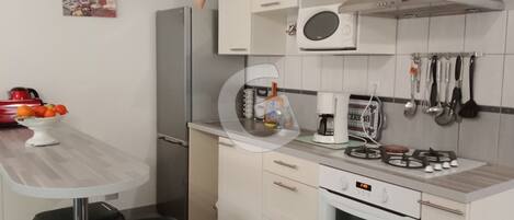 Réfrigérateur, micro-ondes, four, plaque de cuisson