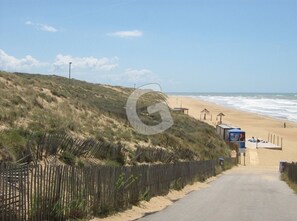 Una spiaggia nelle vicinanze
