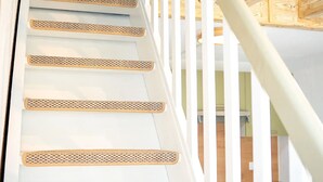 A staircase with white railings and wooden steps. - Homerez - House in Saint-Cyprien (Saint-Cyprien Plage)