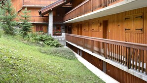 Ein Holzhaus mit Balkonen und einem Garten.