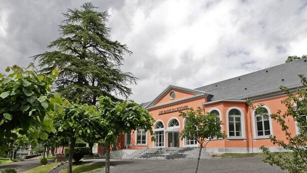 A building with a sign reading "Hotel". - 2-Room Apartment 4 Pers | Center Cauterets (Cauterets)