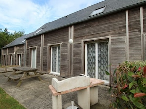 Outdoor dining - Charming Beachside House: Terrace, Pet-Friendly, Near GR223, with Wifi & Baby Equipment (La Hague)