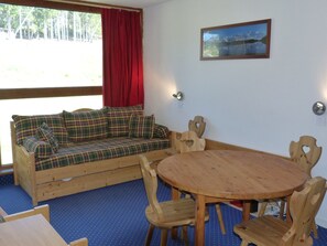 Interior - Arc 1800: 2-room, ski-in/ski-out, pets allowed, sleeps 5 (Les Arcs 1800)