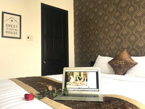 Deluxe Double Room - Laurel Hotel (Hue)