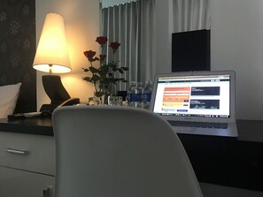 Deluxe Double Room | Room amenity - Laurel Hotel (Hue)