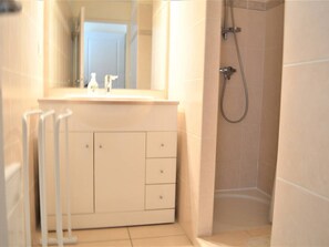 Bathroom - Modern Apartment, 2 Bedrooms, Terrace, A/C, Parking, Near Beach, Cavalaire (Cavalaire-sur-Mer)