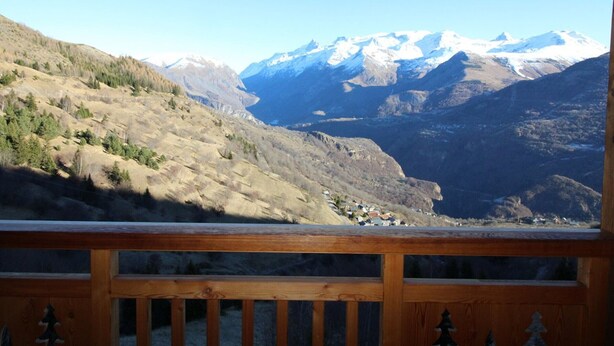 Interior - Spacious 2-room loft, sleeps 4, 400m from slopes (Auris)