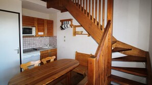 Dining - Spacious 2-room loft, sleeps 4, 400m from slopes (Auris)