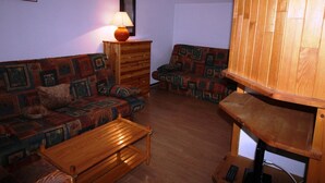 Interior - Spacious 2-room loft, sleeps 4, 400m from slopes (Auris)