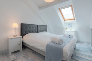 1 slaapkamer, een kluis op de kamer, een strijkplank/strijkijzer, wifi