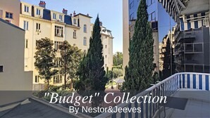 A residential area with buildings, trees, and a staircase with a striped awning. - N&J - L'OLYMPIC - Central - Very close sea (Niza)