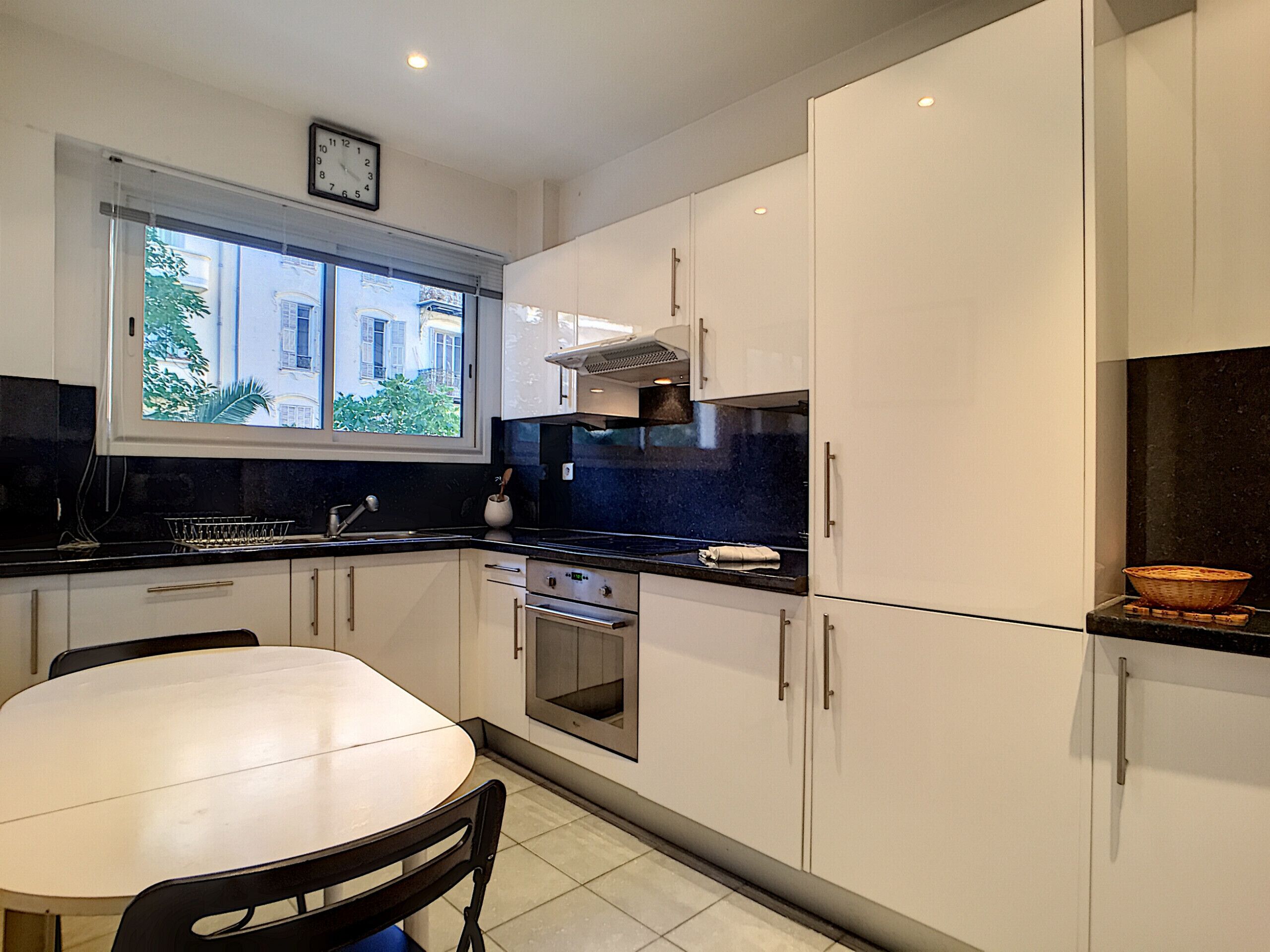 Réfrigérateur, micro-ondes, four, lave-vaisselle