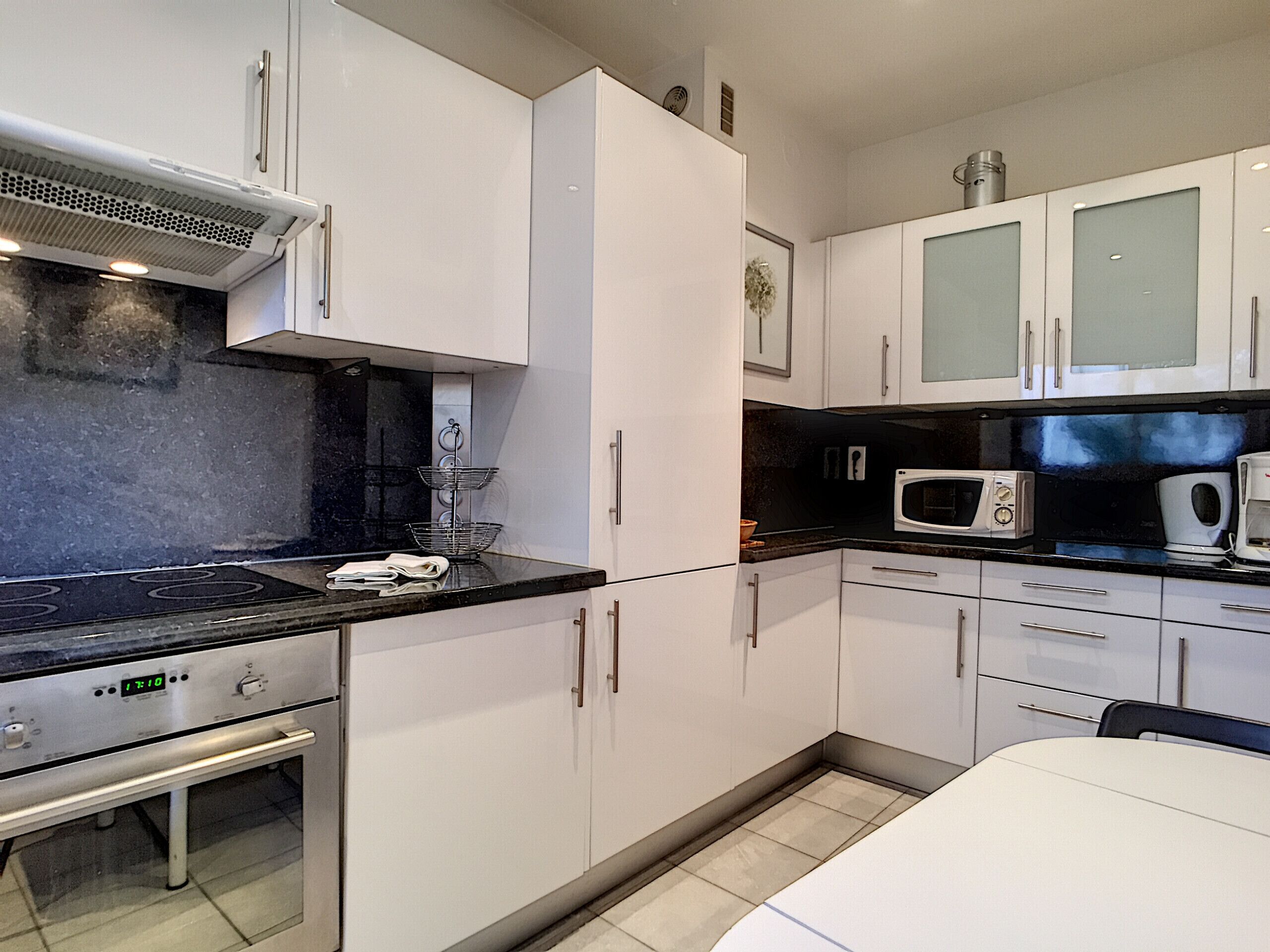 Kühlschrank, Mikrowelle, Ofen, Geschirrspüler