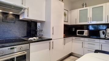 KĂŒhlschrank, Mikrowelle, Ofen, GeschirrspĂŒler