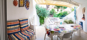 Outdoor dining - Homerez - Family House in Sainte-Marie with large garden (Sainte-Marie)