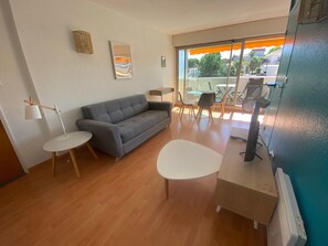 TV - Charming 1-Bed Apt with South-Facing Terrace, Beach Access & Parking in Arcachon (Arcachon)