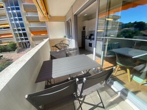 Outdoor dining - Charming 1-Bed Apt with South-Facing Terrace, Beach Access & Parking in Arcachon (Arcachon)