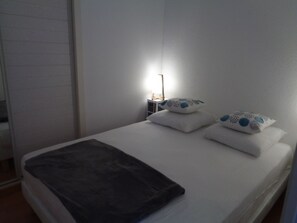 1 bedroom, free WiFi - Charming 1-Bed Apt with South-Facing Terrace, Beach Access & Parking in Arcachon (Arcachon)