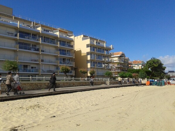 Beach - Charming 1-Bed Apt with South-Facing Terrace, Beach Access & Parking in Arcachon (Arcachon)