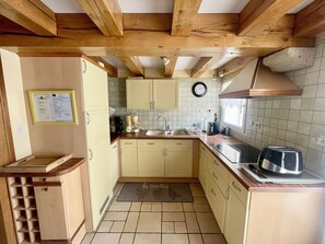 Jääkaappi, mikroaaltouuni, liesi, kahvin-/teenkeitin