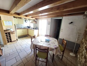 Dining - Charming 3-Bed Townhouse with Courtyard, Garage, and WiFi, 300m from Beach in Les Sables-d'Olonne (Les Sables-d'Olonne)