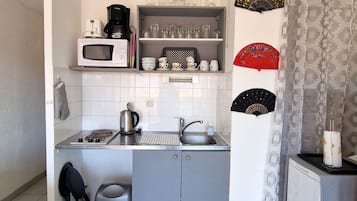 Réfrigérateur, micro-ondes, plaque de cuisson, cafetière/bouilloire