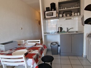 Geladeira, micro-ondas, cooktop, cafeteira/chaleira