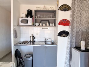Réfrigérateur, micro-ondes, plaque de cuisson, cafetière/bouilloire