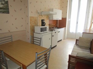 Fridge, microwave, stovetop