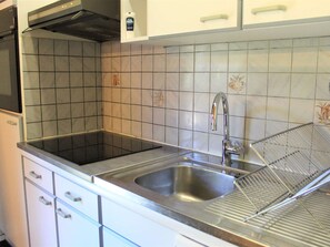 Fridge, microwave, oven, stovetop - Cozy 2-Room Mountain Apartment for 5 in the Heart of Vars, Near Slopes and Shops (Vars)