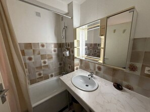Bathroom - Ground Floor 2-Room Apt with Pool Access, Terrace, and Parking - 300m from Beach (Argelès-sur-Mer)