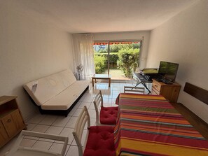 TV - Ground Floor 2-Room Apt with Pool Access, Terrace, and Parking - 300m from Beach (Argelès-sur-Mer)
