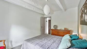 4 bedrooms, iron/ironing board, travel cot, free WiFi