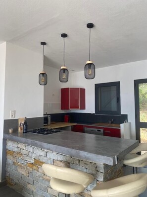 Kjøleskap, mikrobølgeovn, ovn og kokeplater