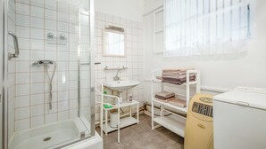 A bathroom with a glass-enclosed shower, a sink, a mirror, and a towel rack. - Homerez - Charming Studio in Villeneuve, 45m², balcony (Villeneuve-lès-Avignon)