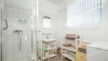 Een douche, handdoeken